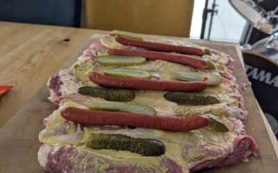 Knuspriger Schweinebauch vom Drehspieß mit Salsiccia gefüllt